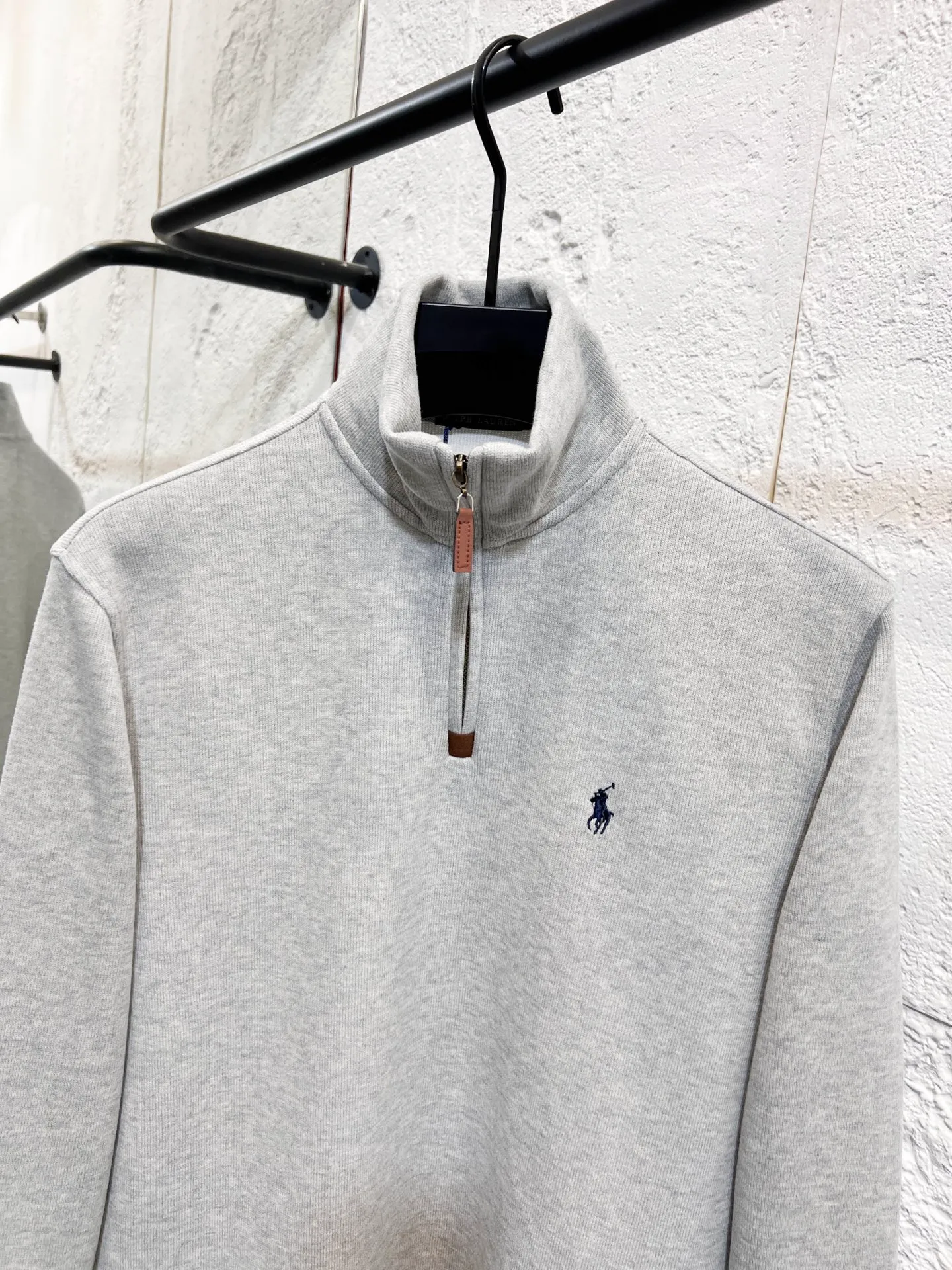 P196 Style number: T73 2235# Actual pictures! ! Ralph Lauren Minnie fabric long-sleeved half-zip sweatshirt. Color: black, oatmeal gray, camel, dark gray, light gray, navy blue, milk white. A total of 7 colors. Size: M-100-120 catties L-120-140 catties XL-140-160 catties 2XL-160-180 catties